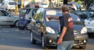 Parcheggiatori abusivi davanti l'ospedale. I carabinieri denunciano tre rumeni 20enni